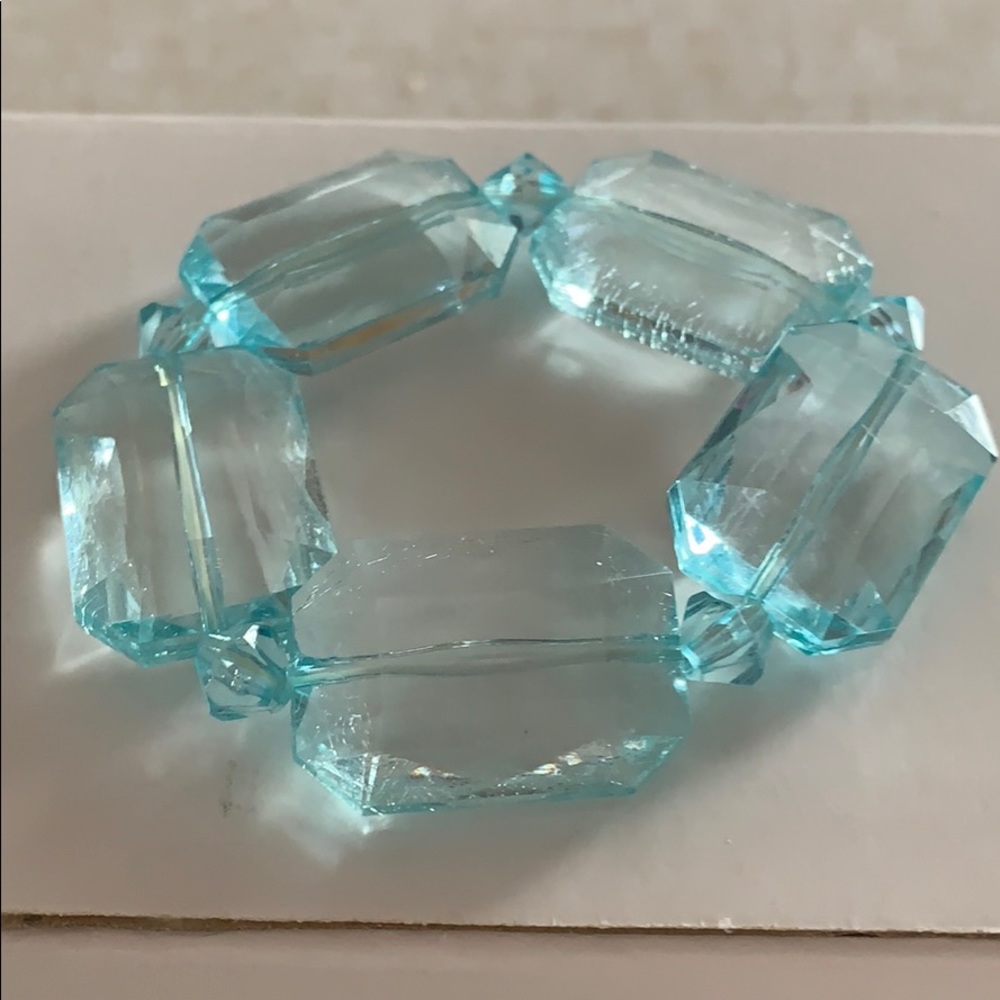 Ladies stretchable turquoise bracelet.